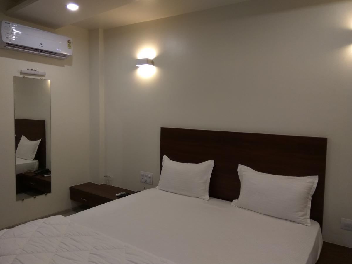 Manasi Inn Сатара Экстерьер фото