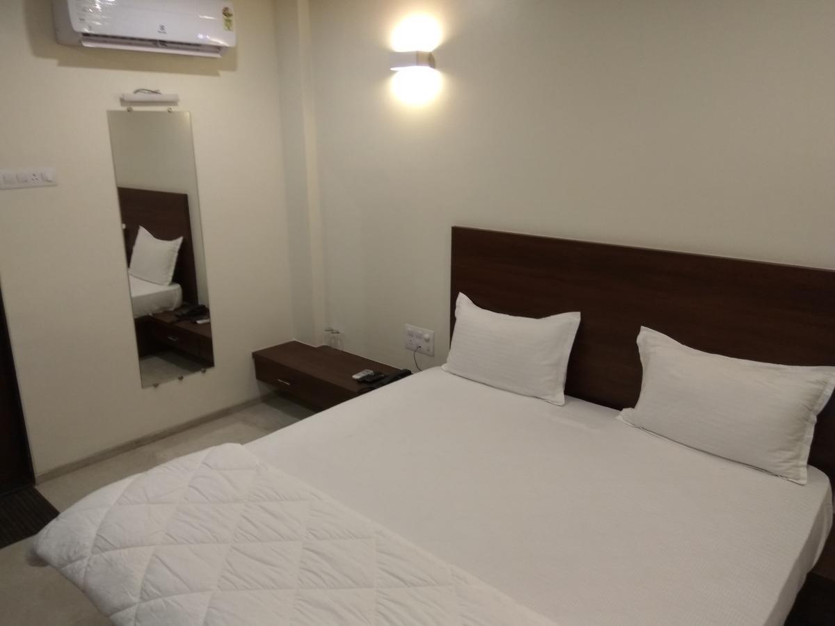 Manasi Inn Сатара Экстерьер фото