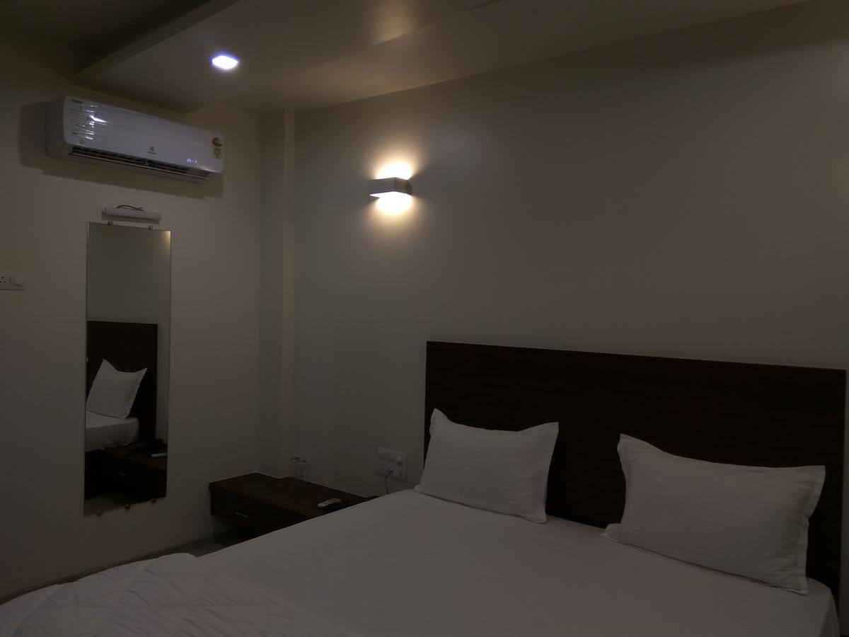 Manasi Inn Сатара Экстерьер фото
