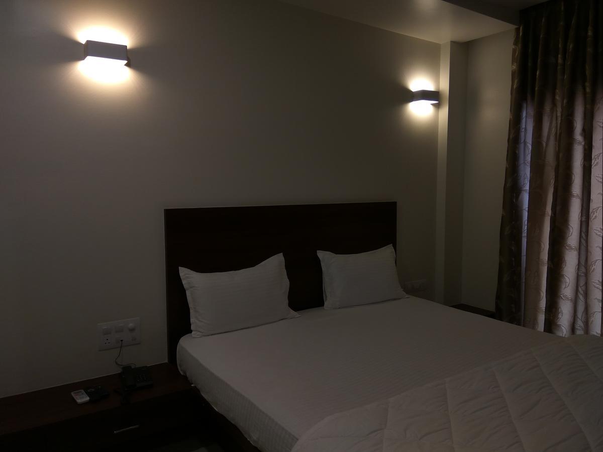 Manasi Inn Сатара Экстерьер фото